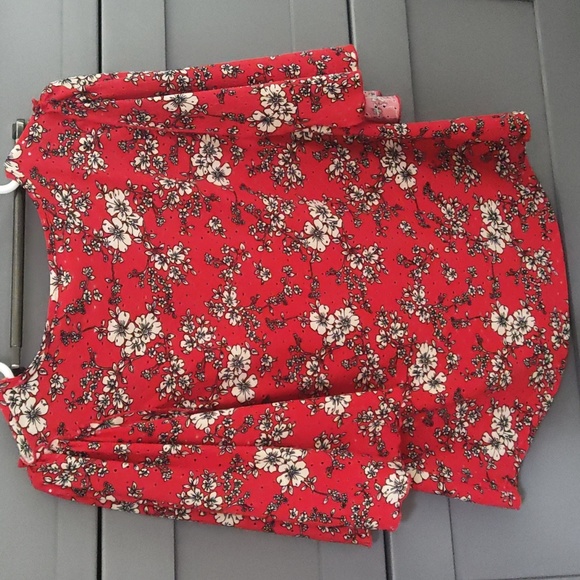 Red stretch eyelet knit floral top with beautiful flowy sleeves! - Picture 3 of 5